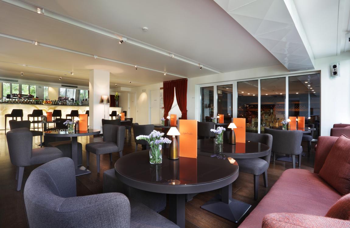 Magna Pars L'Hotel A Parfum, Small Luxury Hotels Of The World Milano Eksteriør bilde The lounge at the airport