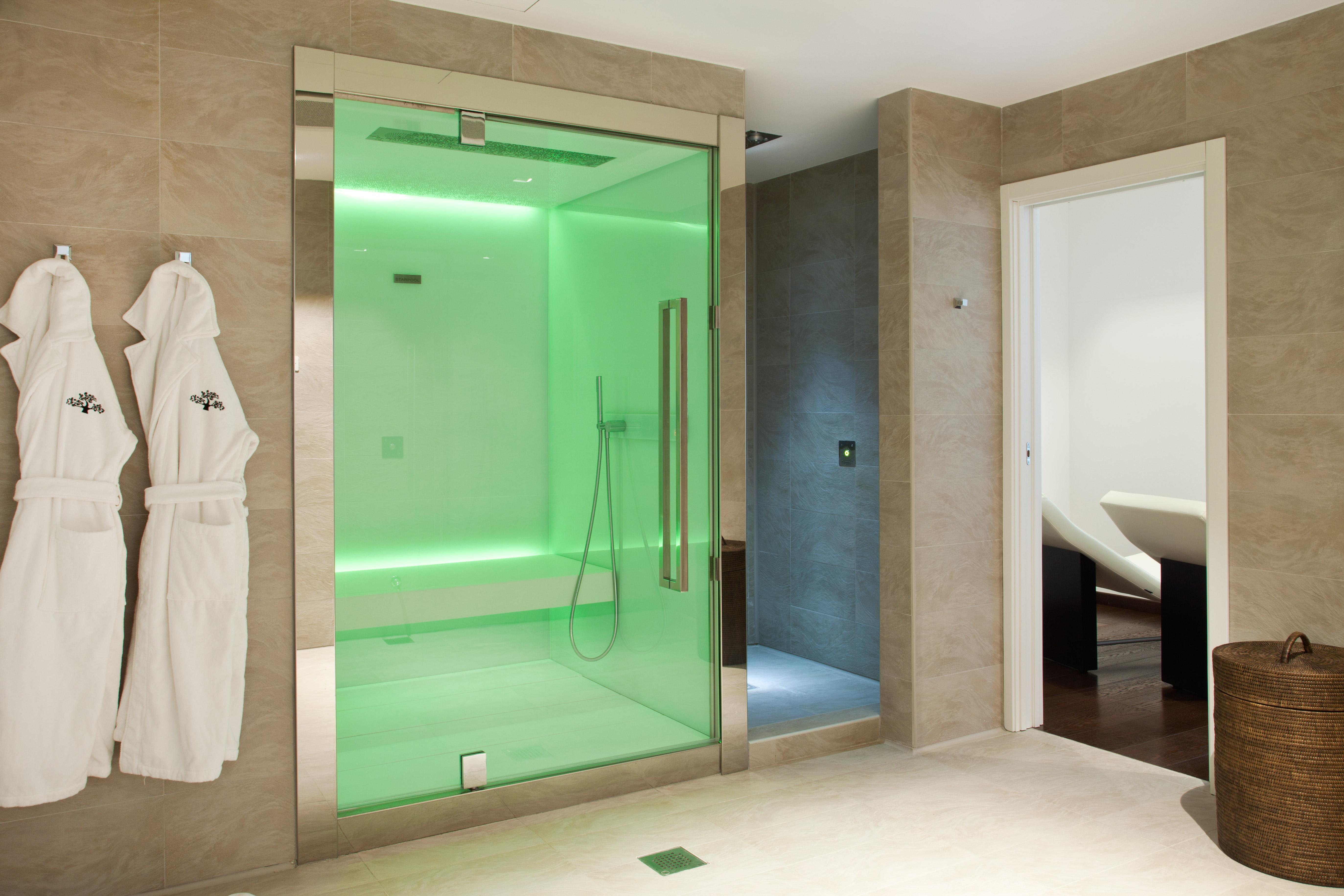 Magna Pars L'Hotel A Parfum, Small Luxury Hotels Of The World Milano Eksteriør bilde A shower with coloured LED lighting
