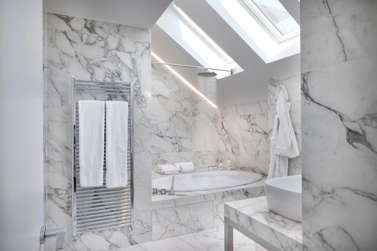 Magna Pars L'Hotel A Parfum, Small Luxury Hotels Of The World Milano Eksteriør bilde Bathroom with marble walls