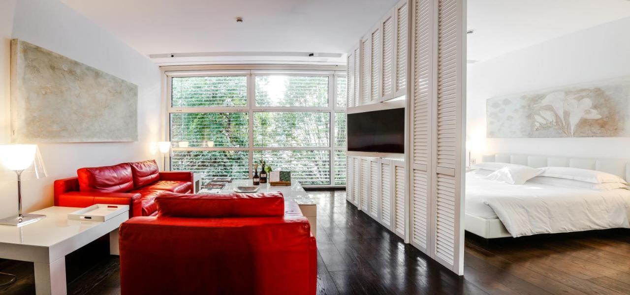 Magna Pars L'Hotel A Parfum, Small Luxury Hotels Of The World Milano Eksteriør bilde A room divider in a living room