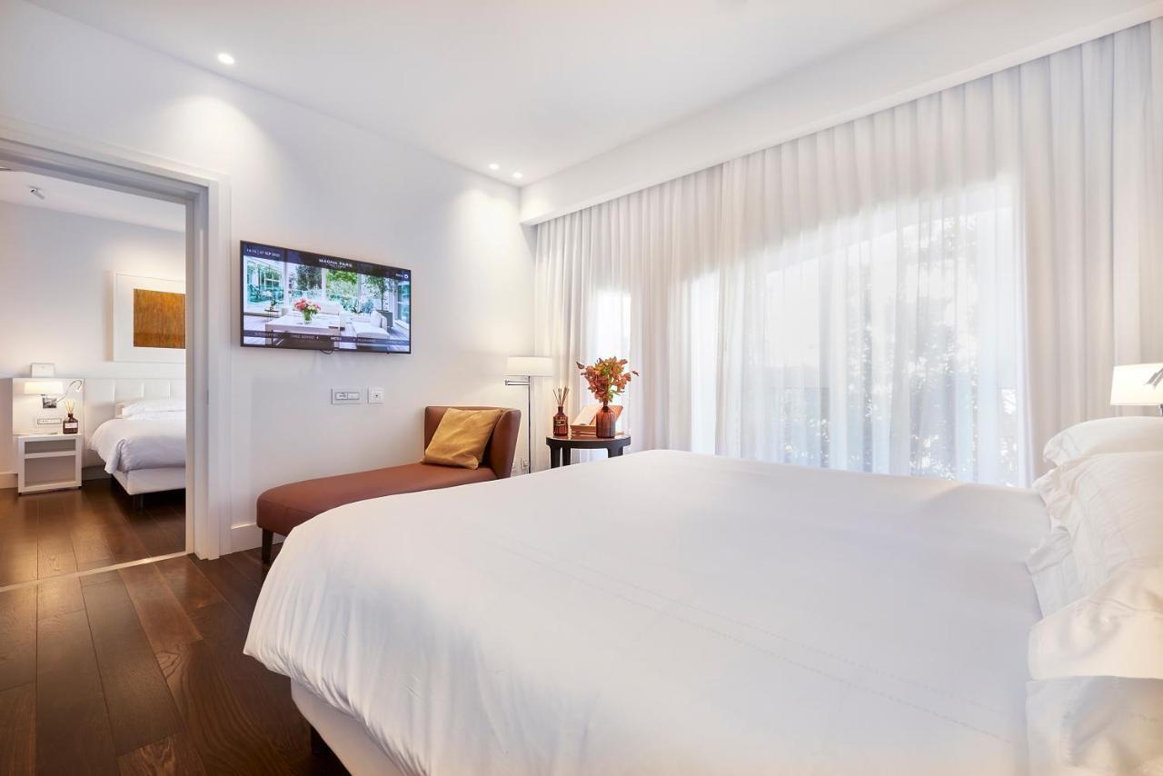 Magna Pars L'Hotel A Parfum, Small Luxury Hotels Of The World Milano Eksteriør bilde A bedroom at the hotel