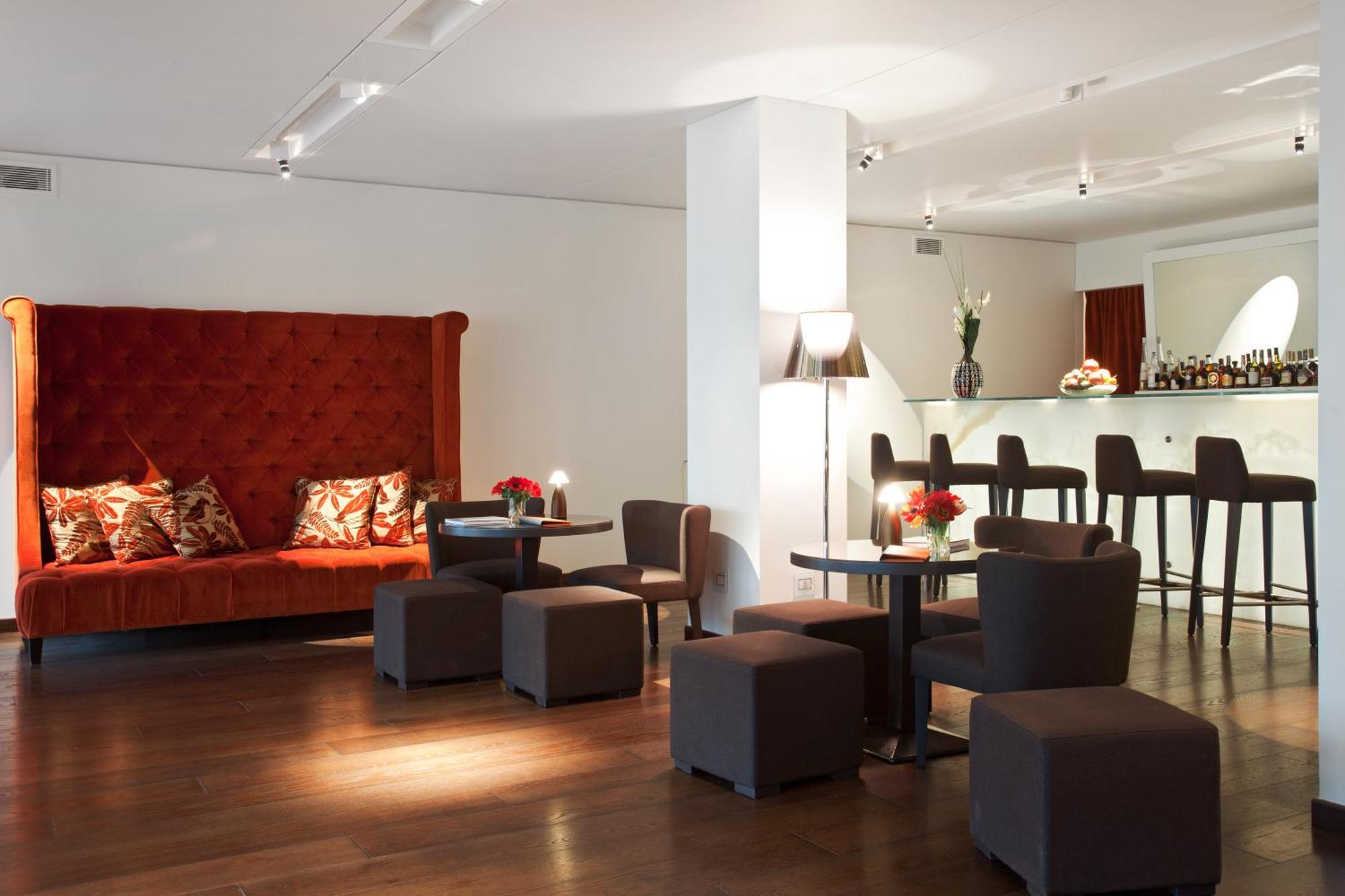 Magna Pars L'Hotel A Parfum, Small Luxury Hotels Of The World Milano Eksteriør bilde The bar at the Hotel de la Paix
