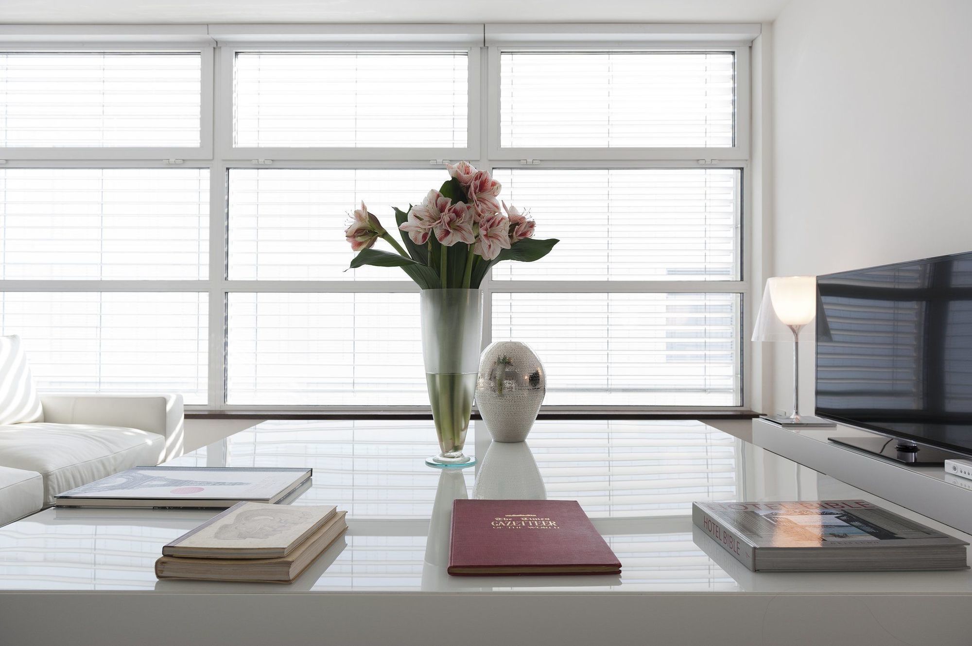Magna Pars L'Hotel A Parfum, Small Luxury Hotels Of The World Milano Eksteriør bilde A living room with a large window