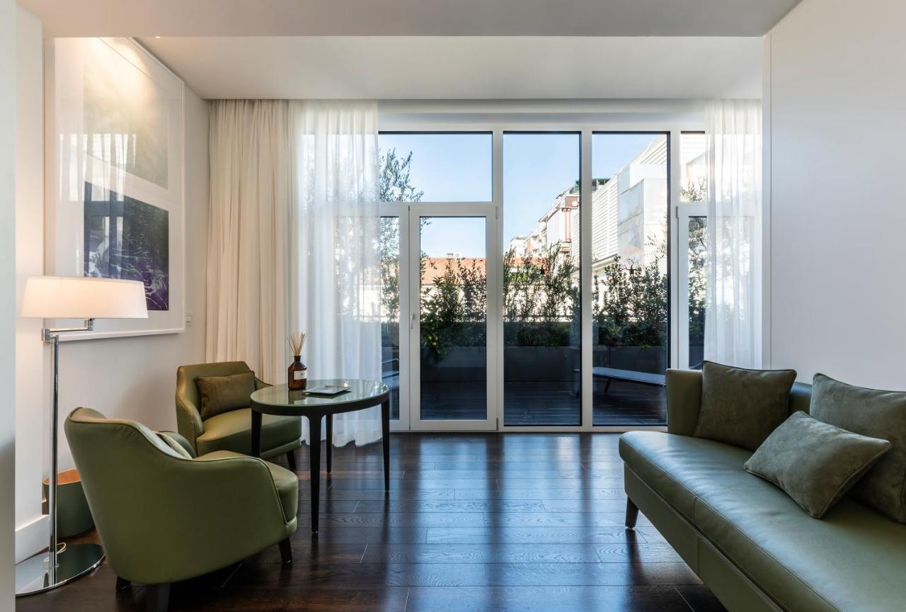 Magna Pars L'Hotel A Parfum, Small Luxury Hotels Of The World Milano Eksteriør bilde A suite at the Mandarin Oriental Munich