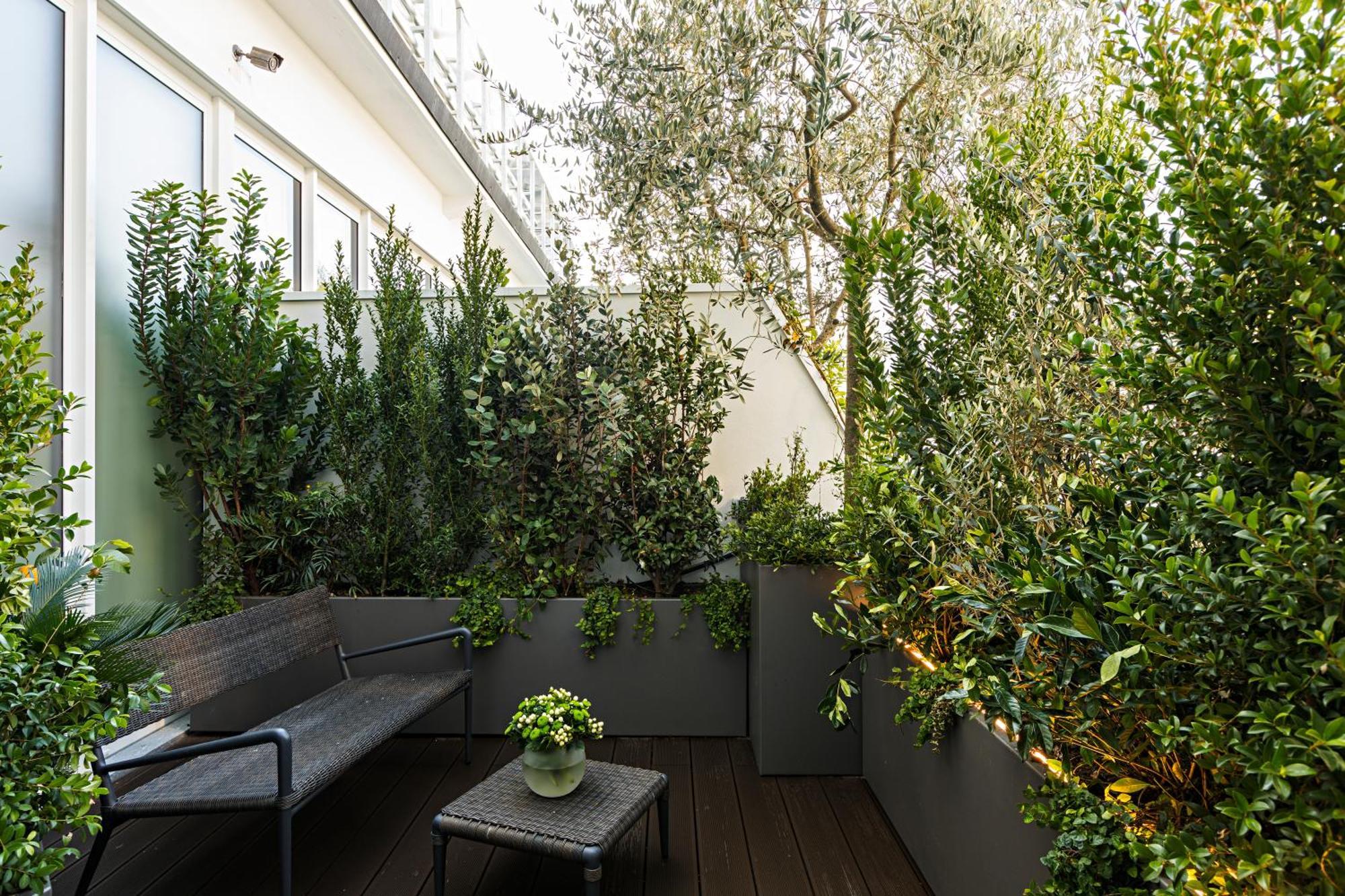 Magna Pars L'Hotel A Parfum, Small Luxury Hotels Of The World Milano Eksteriør bilde A balcony in a residential building